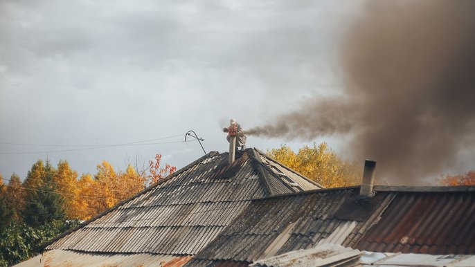 man clean chimney with the help of wacum - fot. Envato Elements
