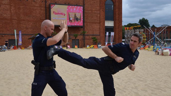 Zdjęcie promujące wydarzenie: "Uwierz w siebie - trenuj z policją" - warsztaty na rynku Manufaktury - mat. Manufaktura