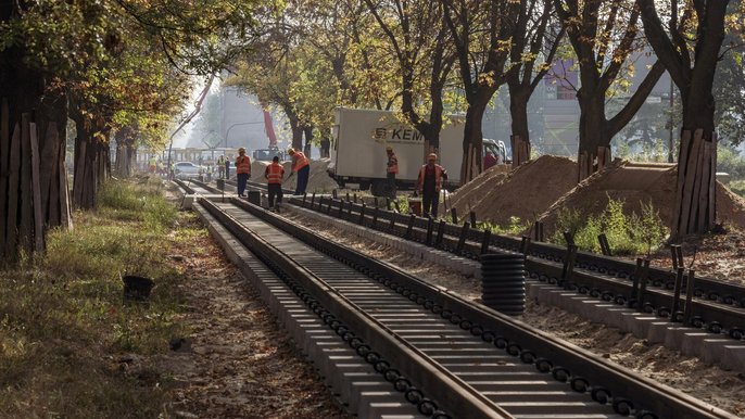 Układają nowe torowisko na remontowanej ul. Dąbrowskiego - fot. Stefan Brajter / UMŁ