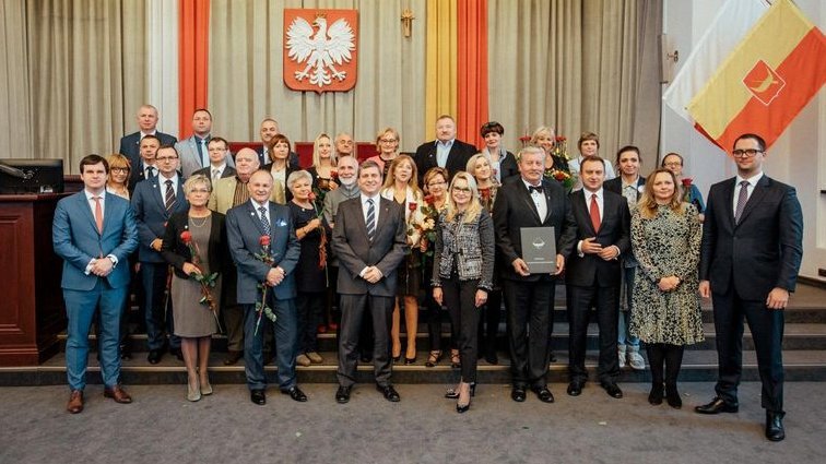 Odznaki "Za Zasługi dla Miasta Łodzi" trafiły do dwudziestu trzech osób i jednej fundacji , fot. Radosław Żydowicz / UMŁ