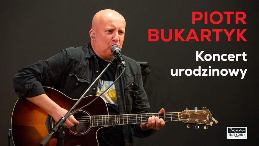 Piotr Bukartyk - mężczyzna w średnim wieku ubrany na czarno, z gitarą w ręku, siedzi na stołku przy mikrofonie.