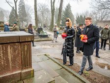 Kwiaty składają wiceprezydent Adam Wieczorek i wiceprzewodnicząca Rady Miejskiej w Łodzi Paulina Setnik. Fot. P. Wacławiak, UMŁ. 