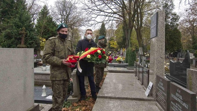 Kwiaty dla poległych. Kwatera ofiar walk na Starym Cmentarzu - foto Andrzej Janecki