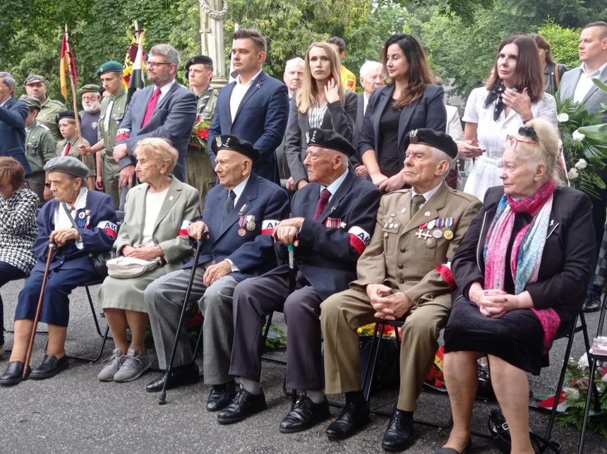 Powstańcy warszawscy i inni goście uroczystości przy grobie Basi Nazdrowiczówny.