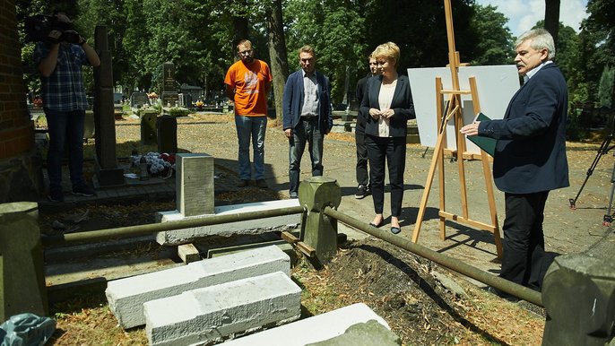 Dzięki kweście na Starym Cmentarzu remontu doczekał się nagrobek ks. Franciszka Pruskiego - fot. Radosław Jóźwiak / UMŁ