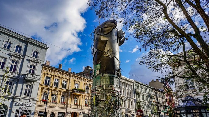 Rzeźba odnosi się do kondycji relacji ludzkich w czasach technocentryzmu - fot. Grzegorz Sikora / UMŁ