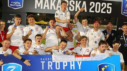 reprezentacja polski pozująca do wspólnego zdjęcia po zwycięstwie w turnieju.