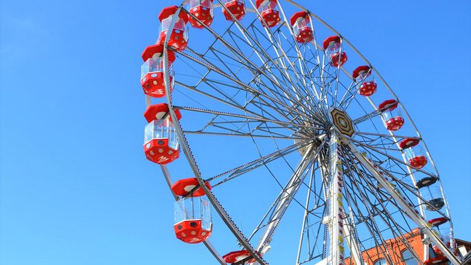 Zdjęcie promujące wydarzenie: "Wesołe miasteczko na rynku Manufaktury" - mat. pras. Manufaktura