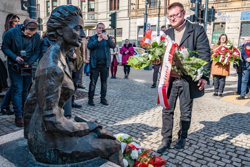 Kwiaty składa senator Artur Dunin, fot. P. Wacławiak, UMŁ. 