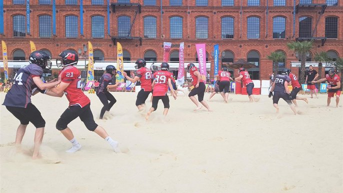 Zdjęcie promujące wydarzenie: American Football Day na plaży w Manufakturze - fot. mat. pras. Manufaktura