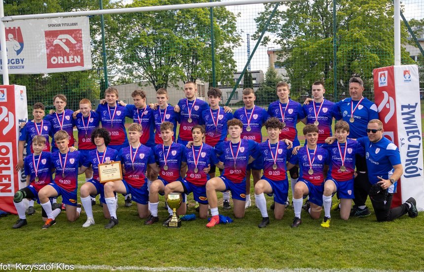 Na zdjęciu drużyna kadetów KS Budowlani WizjaMED oraz trenerzy po ceremonii medalowej. 