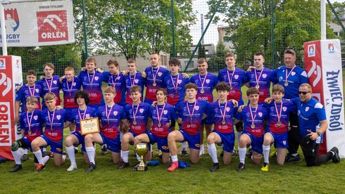 Na zdjęciu drużyna kadetów KS Budowlani WizjaMED oraz trenerzy po ceremonii medalowej. 