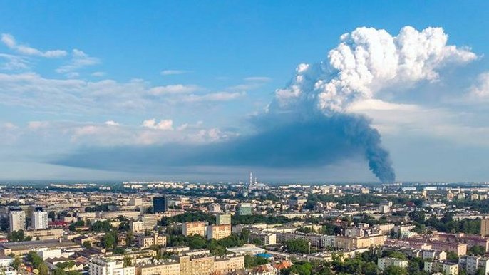 Z terenu Łodzi widoczny jest dym unoszący się nad Zgierzem - fot. Stefan Brajter / UMŁ