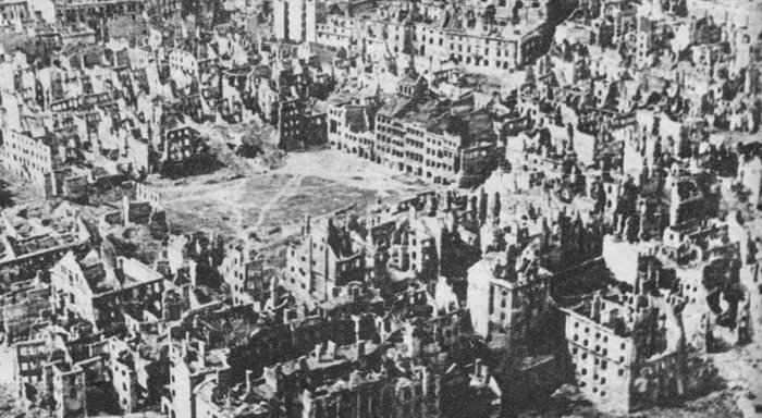 Zrujnowana Warszawa w 1945 roku