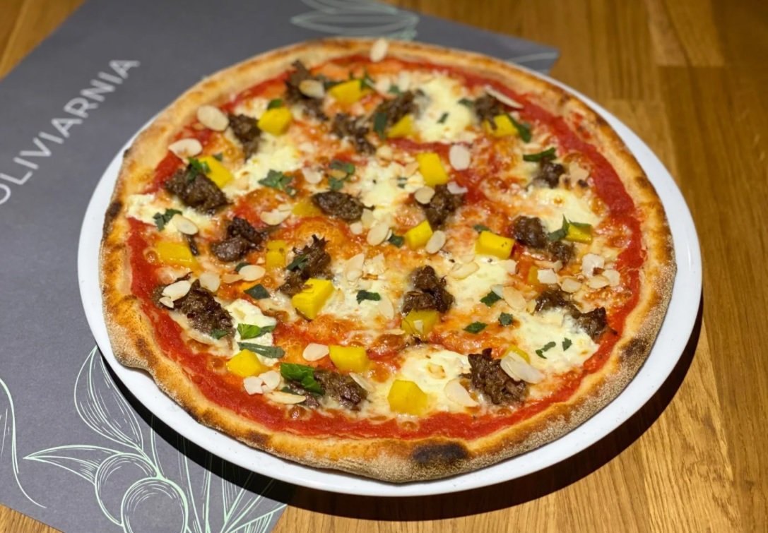 Pizza Oliviarnia z szarpaną wołowiną, fot. Jemy w Łodzi
