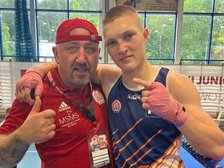 Na zdjęciu Piotr Milczarek wraz z trenerem po wygranej walce