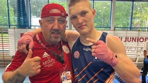 Na zdjęciu Piotr Milczarek wraz z trenerem po wygranej walce