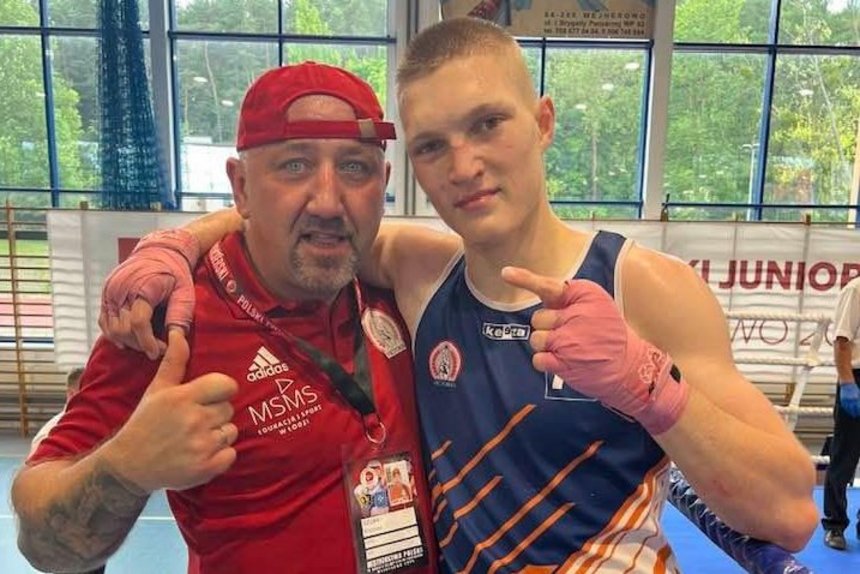 Na zdjęciu Piotr Milczarek wraz z trenerem po wygranej walce