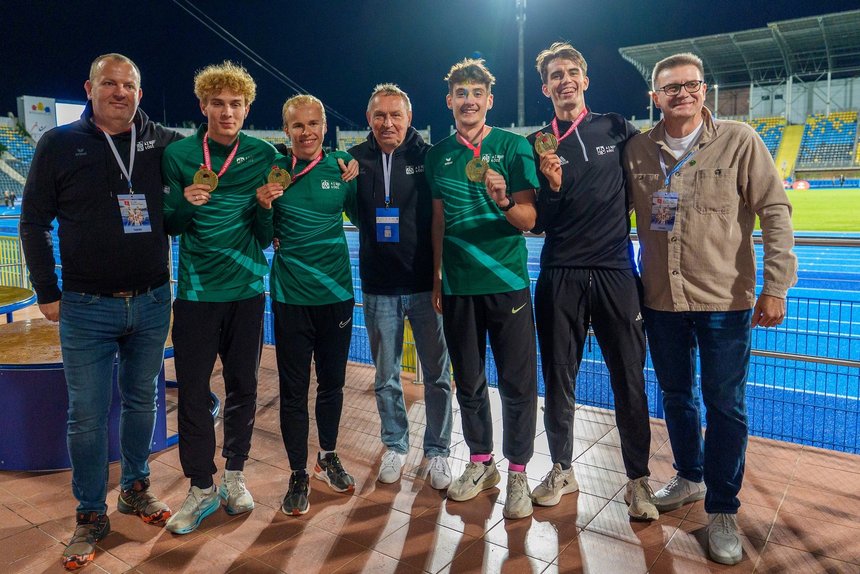 sztafeta 4x400 wraz z trenerem po zdobyciu medali