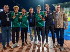 sztafeta 4x400 wraz z trenerem po zdobyciu medali