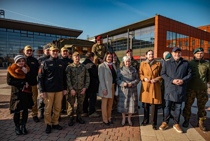 z prawej strony wiceprezydent Małgorzata Moskwa - Wodnicka, Dorota Ryl, Wojewoda Łódzki oraz Agnieszka Ryś, wicemarszałek Województwa Łódzkiego. Z prawej strony Sławomir Murawski, dyrektor Manufaktury. fot. P. Wacławiak, UMŁ. 