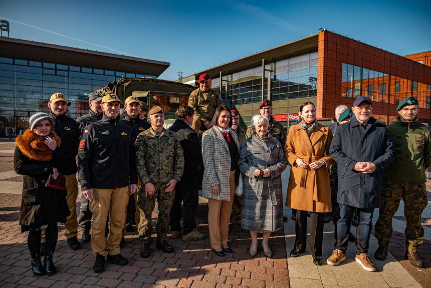 z prawej strony wiceprezydent Małgorzata Moskwa - Wodnicka, Dorota Ryl, Wojewoda Łódzki oraz Agnieszka Ryś, wicemarszałek Województwa Łódzkiego. Z prawej strony Sławomir Murawski, dyrektor Manufaktury. fot. P. Wacławiak, UMŁ. 