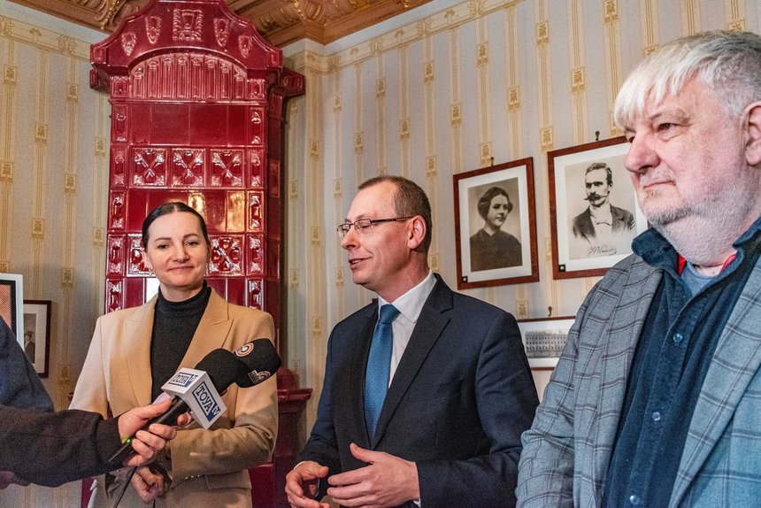 Wiceprezydent Łodzi Małgorzata Moskwa - Wodnicka, dyrektor Muzeum Józefa Piłsudskiego w Sulejówku Robert Andrzejczyk oraz Jacek Wawrzynkiewicz, dyrektor Muzeum Tradycji Niepodległościowych w Łodzi. Fot. P. Wacławiak, UMŁ. 