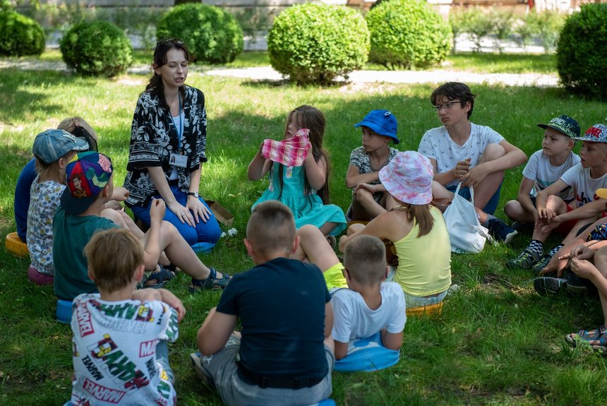 Dzieci siedzące na trawniku