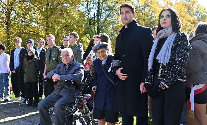 Wiceprezydent Łodzi Adam Pustelnik i radna sejmiku Województwa Łódzkiego Monika Malinowska - Olszowy oraz łódzcy działacze organizacji patriotycznych. fot. A. Janecki, UMŁ. 