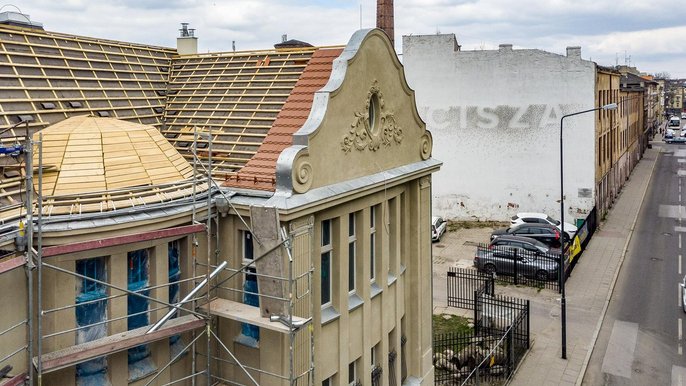 Budynek był ruiną, dziś cieszy oko. Ostatni etap prac przy słynnej "Szuflandii" - fot. Stefan Brajter / UMŁ