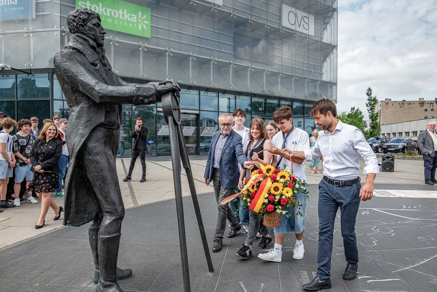 Składanie kwiatów. Uczniowie oraz wiceprezydent Łodzi Adam Pustelnik i prof. Krzysztof Woźniak. Foto: Patryk Wacławiak, UMŁ.