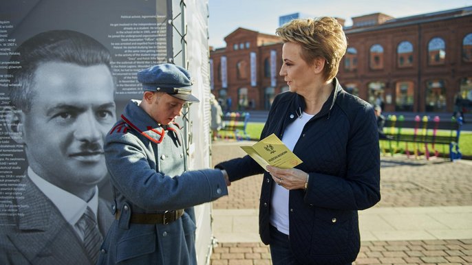 Prezydent Zdanowska zaprezentowała reprint pierwszej polskiej książeczki wojskowej - mat. UMŁ