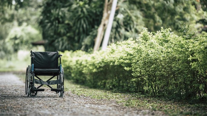 Bezpłatne wózki inwalidzkie dla niepełnosprawnych odwiedzających łódzkie cmentarze - fot. CC0 license