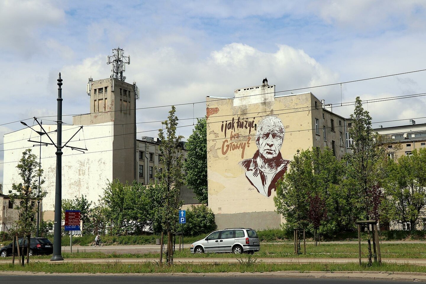  , Mural na szczycie kamienicy, przedstawiający popiersie pisarza Janusza Głowackiego. Obok postaci widnieje napis "I jak tu żyć, bez Głowy?" 