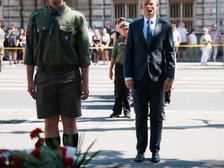 Kwiaty składa wiceprezydent Adam Wieczorek. Fot. Tomasz Similski. 