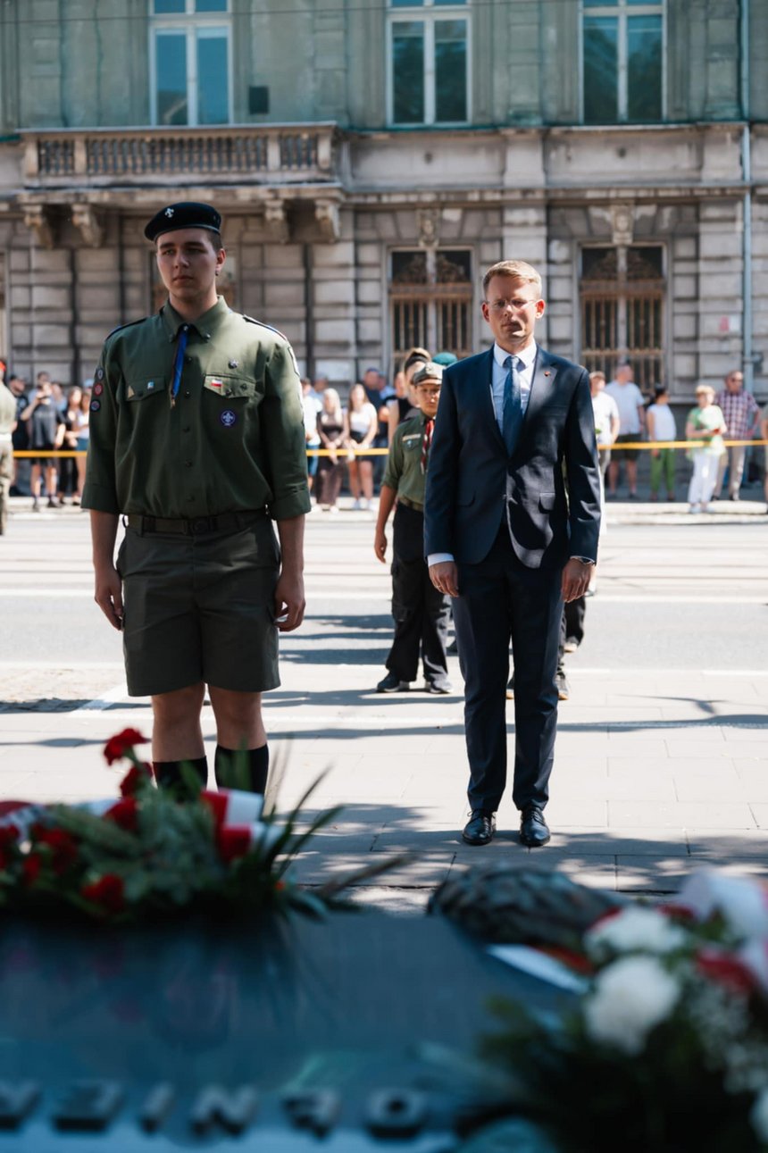 Kwiaty składa wiceprezydent Adam Wieczorek. Fot. Tomasz Similski. 