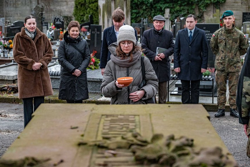 Klara Chaniecka z Muzeum Tradycji Niepodległościowych w Łodzi składa kwiaty przy pobliskim grobie powstańców. Fot. P. Wacławiak. 