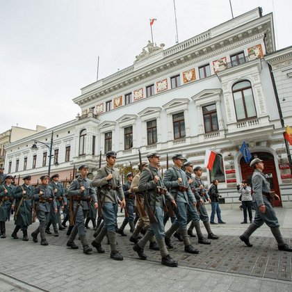 Rekonstrukcja marszu legionów w ramach pikniku niepodległościowego, który odbył się w Łodzi w 1914 r. 