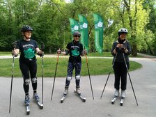 Ludzie na nartorolkach w parku 