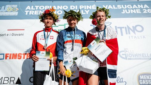 na zdjęciu 3 medalistów na podium w tym Tomasz Rzeńca z polską flagą