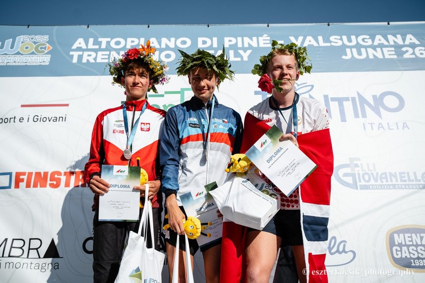 na zdjęciu 3 medalistów na podium w tym Tomasz Rzeńca z polską flagą