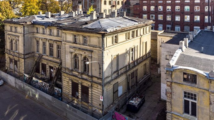 Budowa interaktywnej biblioteki to tylko część większego projektu. Zmieni się także najbliższe otoczenie Mediateki. Miasto w przyszłości planuje przebudowę samej ul. Moniuszki, na której pojawi się dodatkowa zieleń i mała architektura. - fot. Stefan Brajter