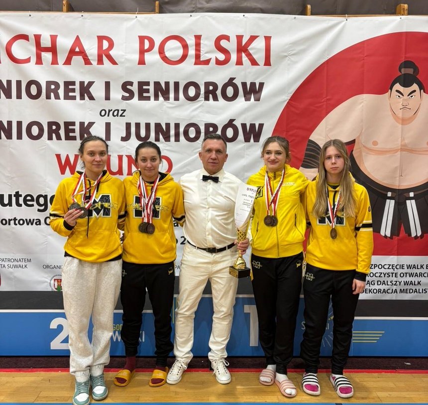 ZAwodniczki master Łódź pozujące z medalami i trenerem
