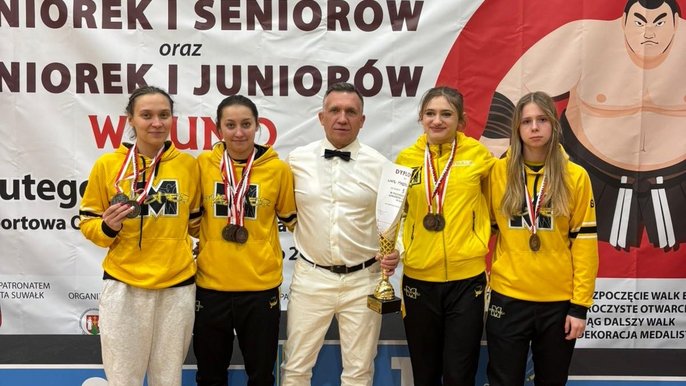  - ZAwodniczki master Łódź pozujące z medalami i trenerem