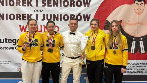 ZAwodniczki master Łódź pozujące z medalami i trenerem