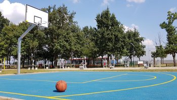 Zdjęcie promujące wydarzenie: Boisko do koszykówki, siatkówki oraz plenerowa siłownia - sportowe atrakcja dla wszystkich w Porcie Łódź -  mat. pras. Port Łódź