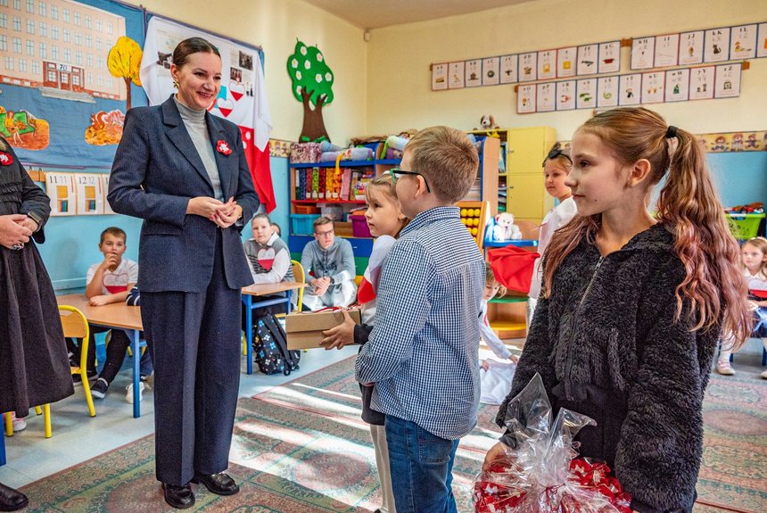 Wiceprezydent Małgorzata Moskwa - Wodnicka odbiera kokardy narodowe. Fot. P. Wacławiak, UMŁ. 