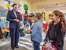 Wiceprezydent Małgorzata Moskwa - Wodnicka odbiera kokardy narodowe. Fot. P. Wacławiak, UMŁ. 