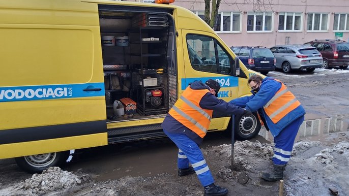 Usuwanie awarii wodociągowych spowodowanych niskimi temperaturami 