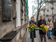 Kwiaty składają wiceprezydent Adam Wieczorek i wiceprzewodnicząca Rady Miejskiej w Łodzi Paulina Setnik. Fot. P. Wacławiak, UMŁ. 